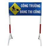 Biển báo công trường đang thi công có chân