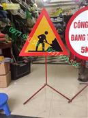 Biển báo công trường đang thi công hình tam giác