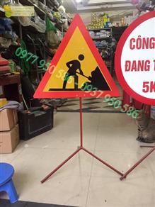 Biển báo công trường đang thi công hình tam giác