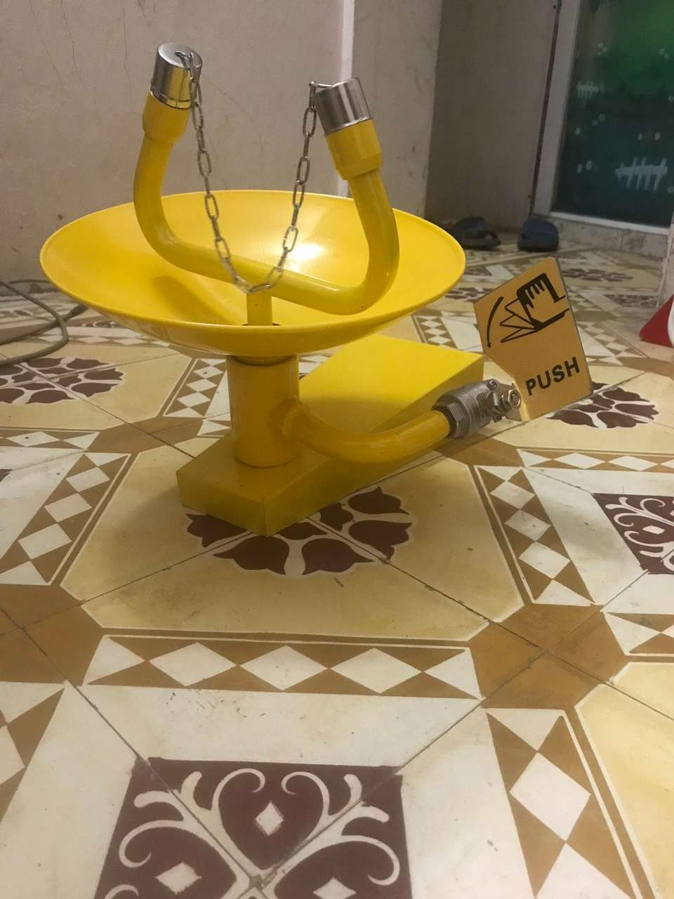 Chậu rửa mắt khẩn cấp