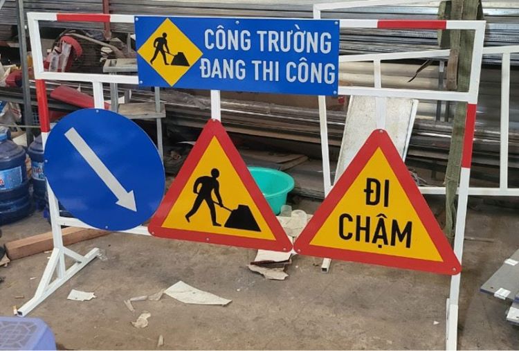 Biển cảnh báo công trình xây dựng