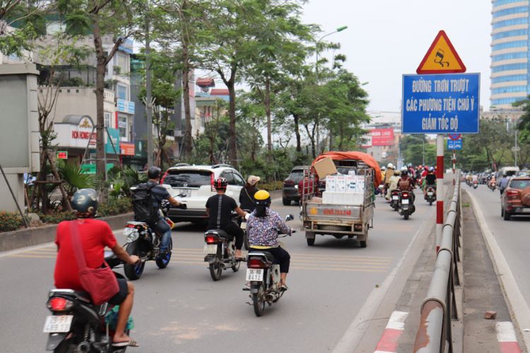 Biển Cảnh Báo Đường Trơn Trượt Là Loại Biển Gì? Ý Nghĩa Của Biển